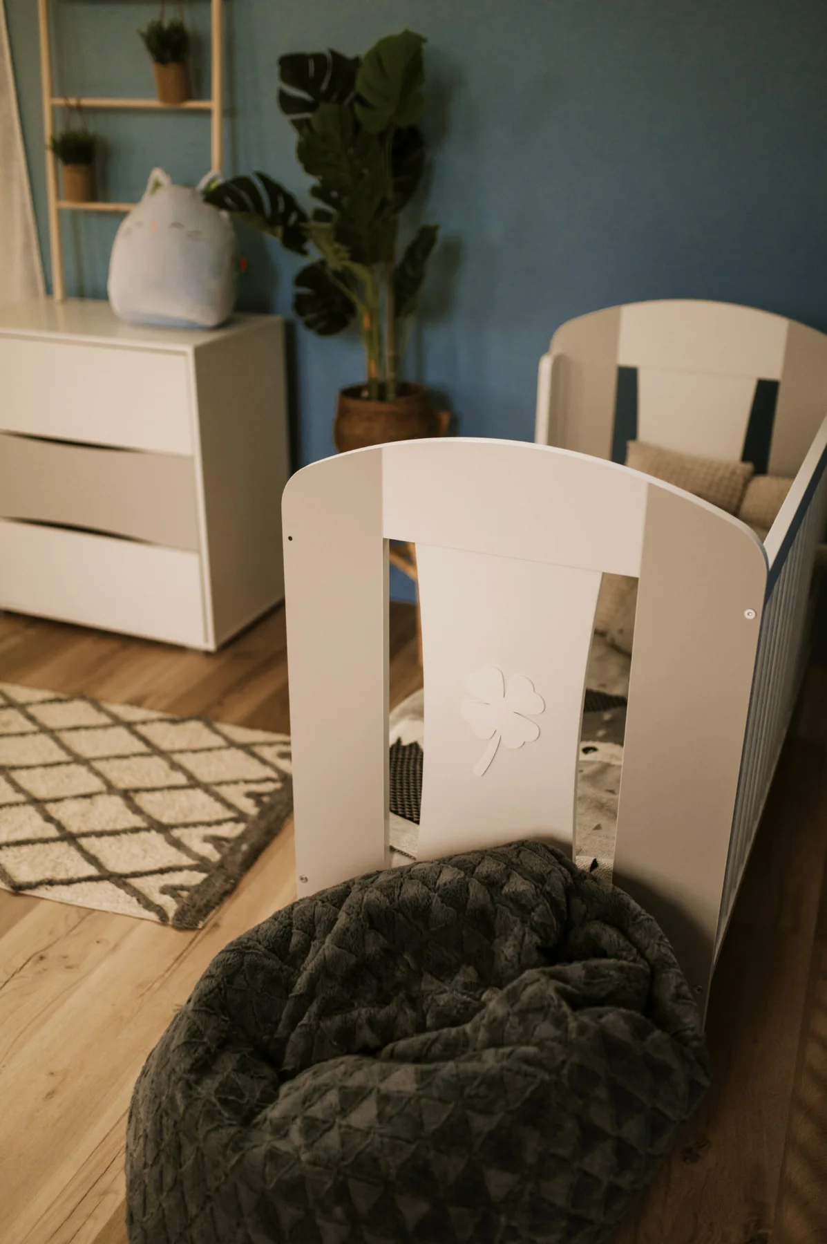 Shtrat 120x60 NATI gri-e bardhë