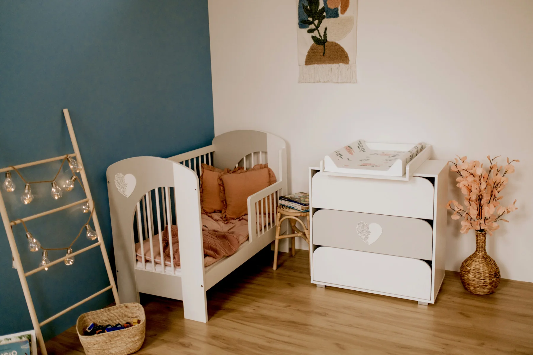Shtrat 120x60 NEL gri-e bardhë